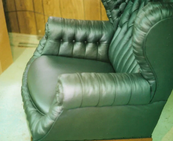 There are rows of springs across the arm-tops. Wire-framing shapes the front profile of the seat