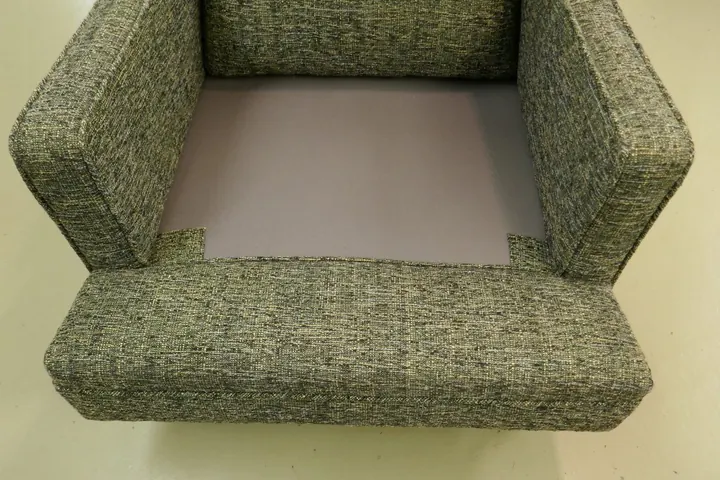 Fine detailing right down to the cushion deck.
