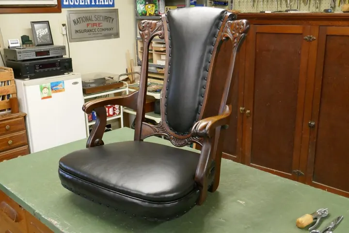 Because of limited space in transporting the chair to and from its home in Ontario I wasn't able to see it fully assembled.