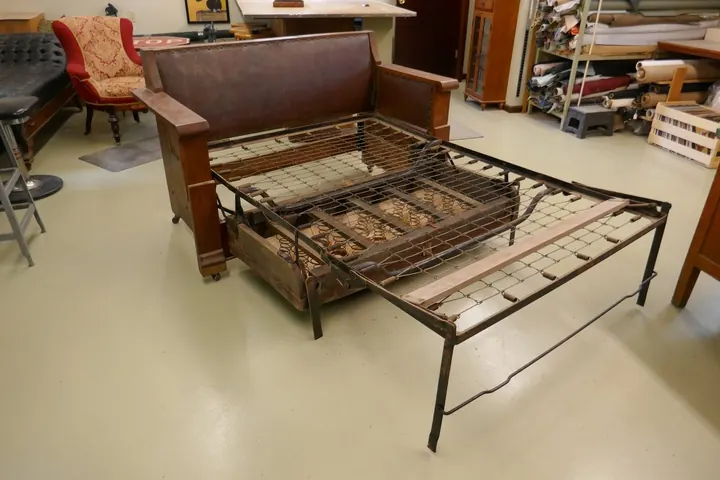 Folding mechanism is very rusted and bound up.